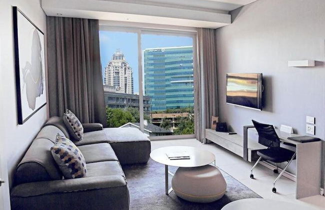 Sandtoncity-apartment-sleeps4-pool-parking - Photo 1