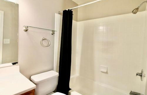 Spacious 1BR with Full Kitchen & Laundry - Foto 2