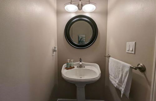 Modern Luxe Family & Groups Friendly Bungalow with Patio & Workspace - Foto 28