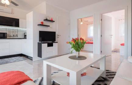 La Perla Apartments - Photo 8