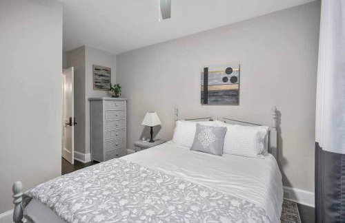 Quaint house, king bed 2min from down town - Photo 29