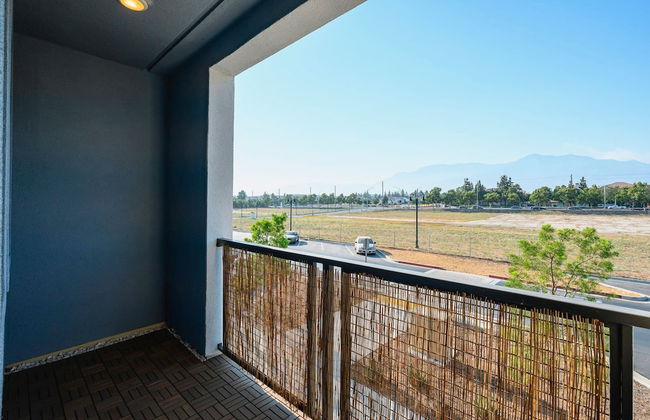 Chic Modern Retreat With Stunning Views - Photo 26