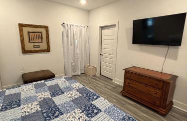 Modern Pine-Scented Retreat – 30 Mins to Beach! home - Foto 7