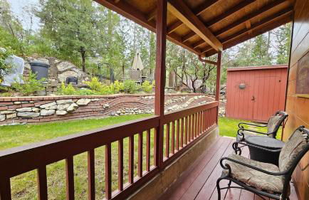 Knotty Pine Cabin with Artisan Stone Patio - Walk to Bass Lake - Foto 8