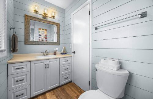 Waterfront retreat w/ wraparound deck & BBQ - Foto 64