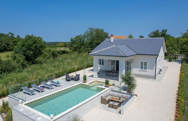 Modern Villa With Swimming Pool and Fenced Garden - Photo 29