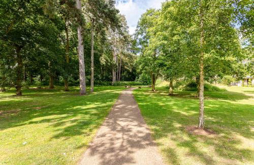 Beautiful Detached House with Driveway Parking, Study Room, Spacious Garden, Smart TVs and Fast Wifi by Yoko Property - Photo 32