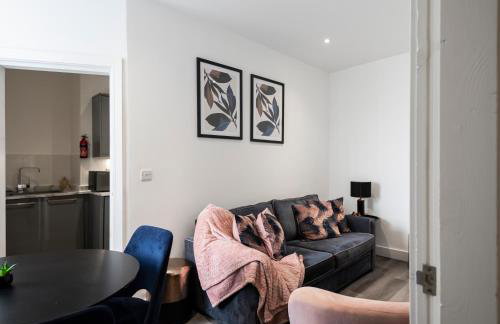 Cozy Vibes Refined 2BR Flat - Photo 15