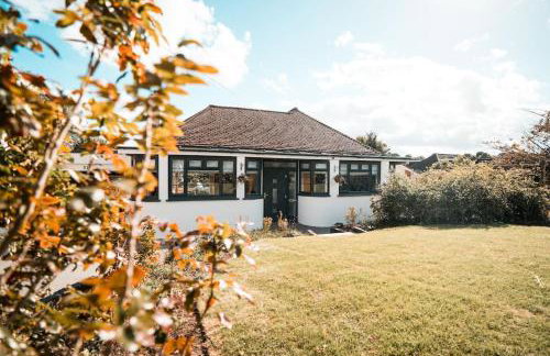 Luxury Renovated Bungalow with wheel chair access, Hot Tub and Fire Pit - Foto 6