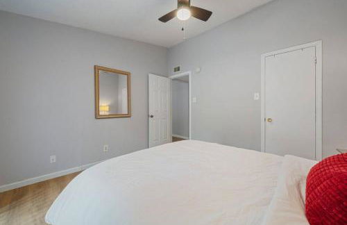 Central Condo 1BR 1BA, Private Patio and Fenced Yard w Parking by Austin Vacay - Foto 7