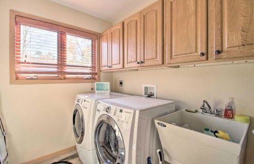 Cabin with Fire Pit and Movie Room, 1 Mi to Lake - Foto 36