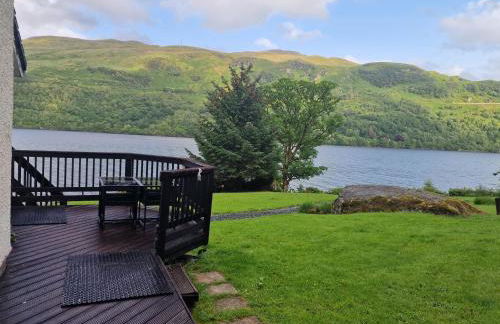 WATERSIDE 3 BED COTTAGE, HOT TUB, SAUNA, PVT BEACH - Foto 6