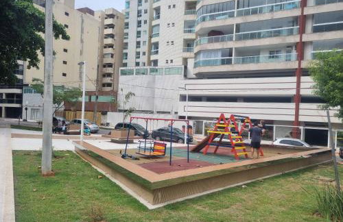 Apartamento Frente para o Mar - Varandão com Blindex - Vista para o Mar - 1 Suite e mais 2 Quartos-Ar Condicionado - 2 Vagas - BEIRA MAR - 70 metros da Praia ,TVS SMART GERAL -WI-FI -DISNEY PLUS- PORT 24 HORAS-KIT PRAIA-ROUPA DE CAMA 2 XCASAIS - Foto 17