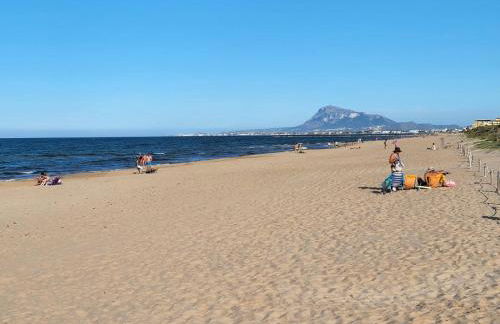 MET Oliva Nova Playa chalet grande con jardín MET a 5 minutos y a 3 de la playa - Photo 18