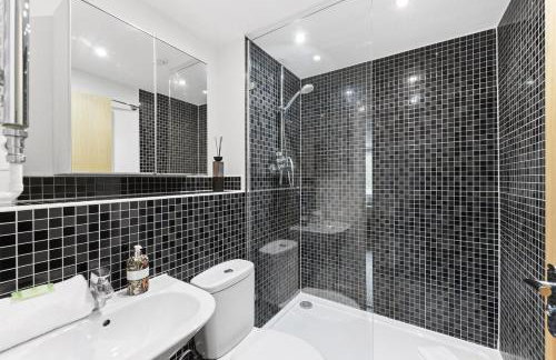 Elegant 2 Bedroom Apartment with Balcony - Near the High Street - Free Parking, Fast Wifi and Sky TV by Yoko Property - Foto 5