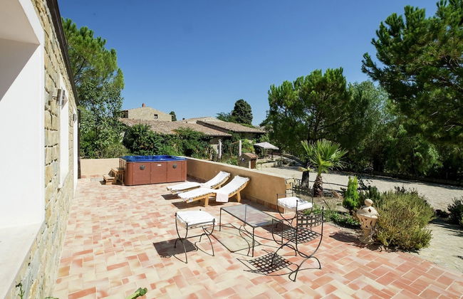 Gorgeous Holiday Home with Hot Tub, Whirlpool, Pool, Garden - Foto 8