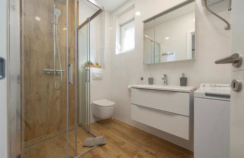 Dolphin view with a pool by the beach - Foto 11