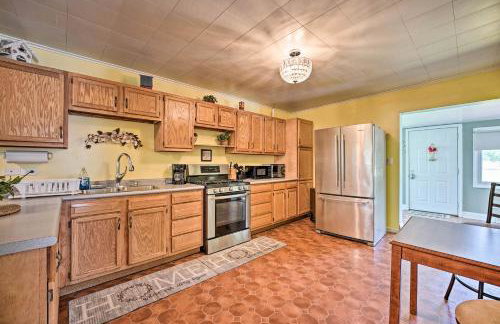 3 Mi to Lake Michigan Access Sawyer Home with Patio - Foto 8