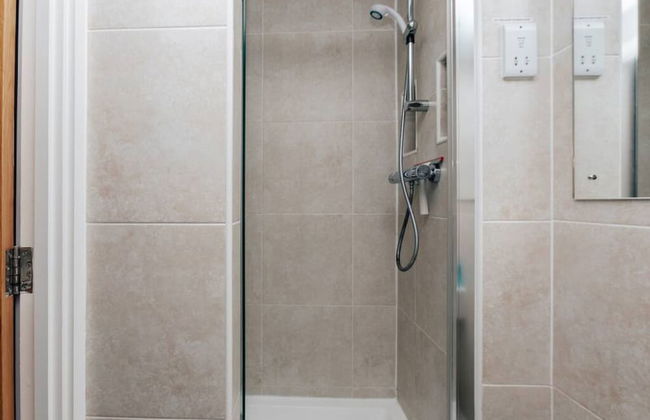 Central Modern Flat Sleeps 6 - Dedicated Parking - From 125 Per Night - Foto 19