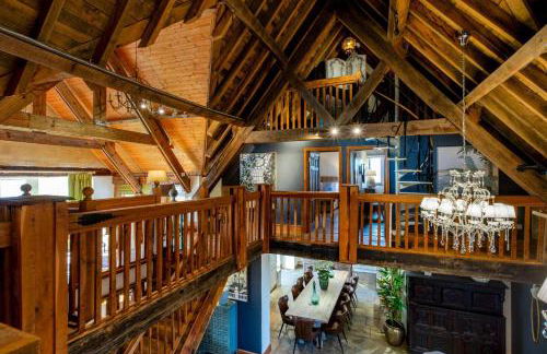 Willowberry Barn - Exclusive Home with Hot Tub - Photo 39