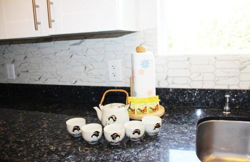 Bright 3 bedroom home with full kitchen, fenced backyard, sports court and free parking - Foto 11