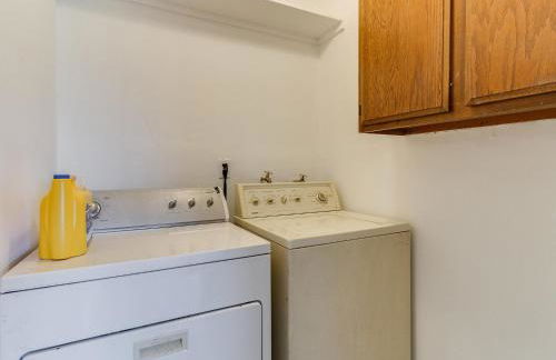 Charming 5 Bedroom Granada Hills House with Pool - Foto 27