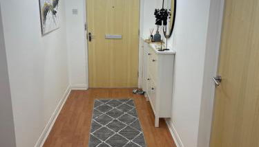 Entire 2 bedroom Beautiful newly furnished flat - Foto 1