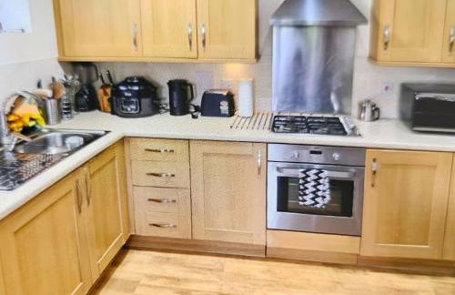 Spacious and Modern Two Bedroom Two Bathroom Flat with Secure Parking - Foto 6