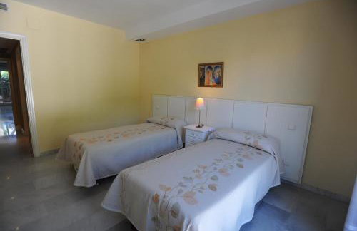 Bonito piso con jardines y piscina - Foto 9