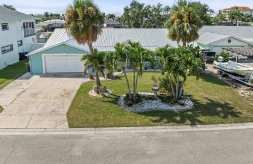 Pirates Den a 4BR Pet-Friendly Waterfront Oasis with Pool, Dock, Personal Water Boats, Fire Pit, Game Room and Bar - Foto 38