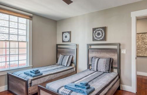 Colonial Quarter hideaway with modern comforts & balcony - near the beach - Photo 18