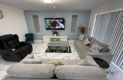 Modern 4 Bedroom Stylish Villa with out-door Hot Tub - Foto 15
