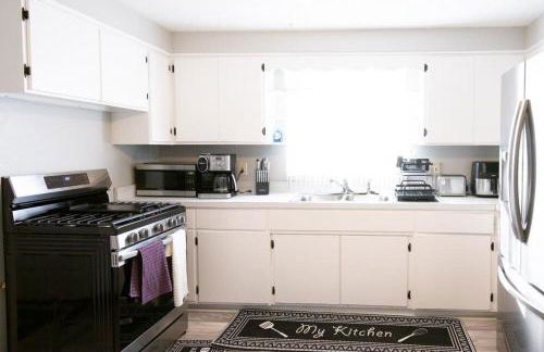 Cozy Roomy family sized apartment on major bus route close to all - Foto 40