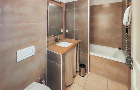 2 Bedroom Lovely Home In Stlaurent-De-La-Cabr - Foto 13