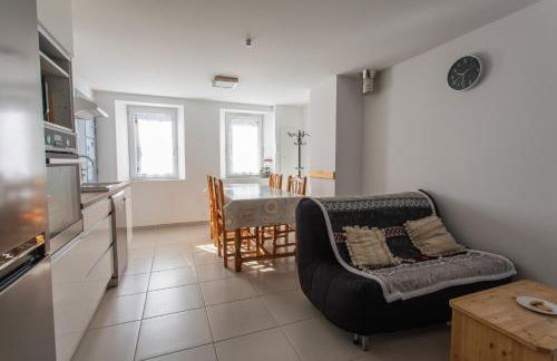 Le bélier 2nd étage avec balcon au centre ville d'Embrun climatisé - Photo 7