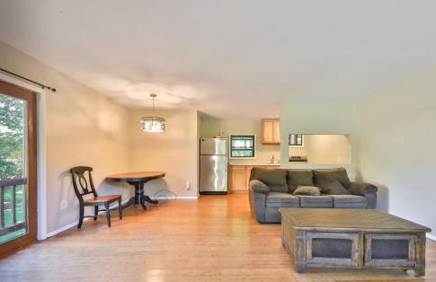 Stream-Side Atrium Home with Side Rooms & Pool Table - Foto 27