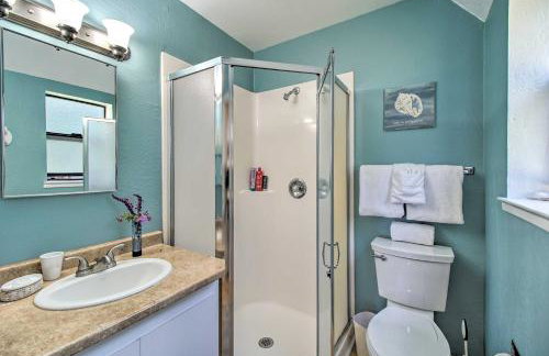 Spacious Redwood Retreat with Hidden Hot Tub - Foto 19