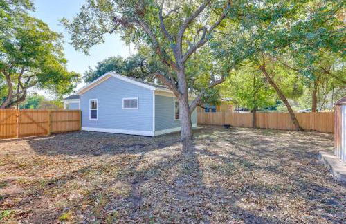 Walk to Downtown Shops and BBQ Home with Fenced Yard - Foto 25