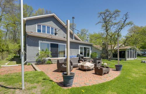 Spacious Delton Home with Fire Pit and Lake Views - Foto 43