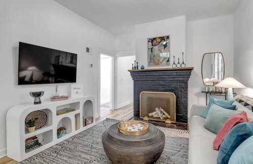 Fourth House - Eclectic and fun 1BR in SPR - Photo 1