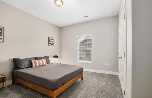 Modern 16BR 16BA Condos w Garage and Patio - Foto 22