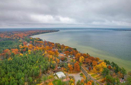Cozy Houghton Lake Home with Fire Pit and Porch - Foto 1