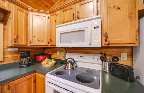 Peaceful Smoky Mountain Cabin with Deck and Fire Pit! - Foto 10