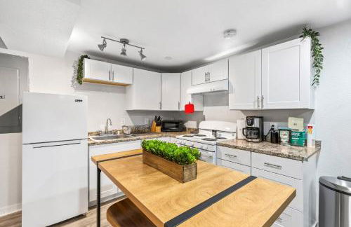 Basement with Full Kitchen and Near Downtown - Photo 8