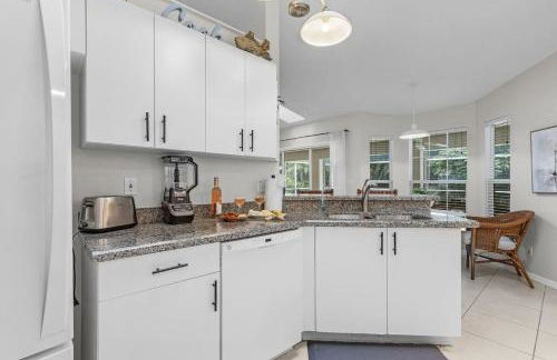 Spacious 3 Bed 3 Bath Pool Home in Naples - Photo 13