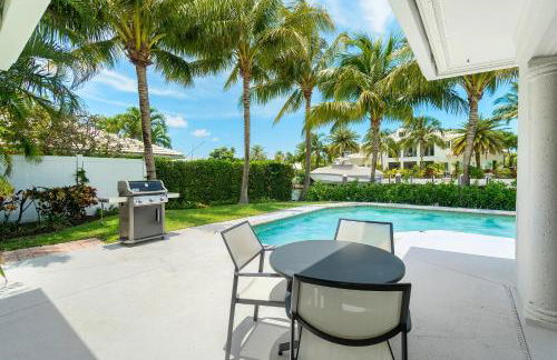 Seven Palms Waterfront- Private Dock, Heated Pool & Lanai -Walk to beach! by Maven Vacation Rentals - Foto 10