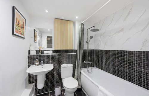 Elegant 2 Bedroom Apartment with Balcony - Near the High Street - Free Parking, Fast Wifi and Sky TV by Yoko Property - Foto 11