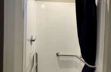 Modern Tiny House Rental Perfect for Glamping near Austin - Foto 4