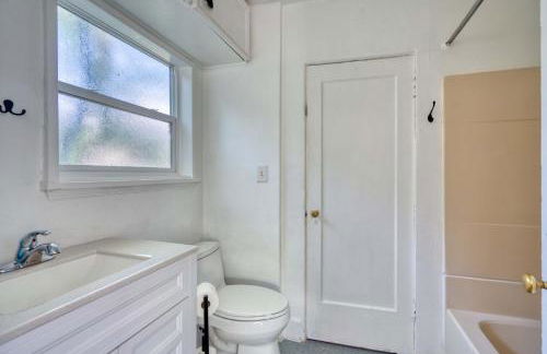 Stay Portland - Sedona Vibes in PDX- Walk to Local Shops & Coffee - Photo 24