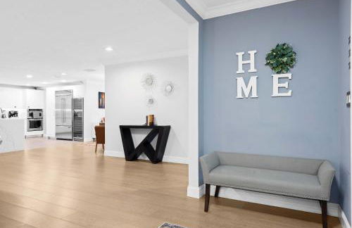 Luxe 4BR Waterfront w Htd Pool 5min to Beach - Foto 19